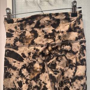 Lululemon Women black and tan tye dye leggings. Size 4